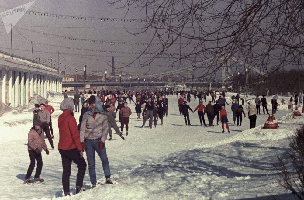 Trẻ em và người lớn đi trượt băng tại Công viên Gorky, Moscow.