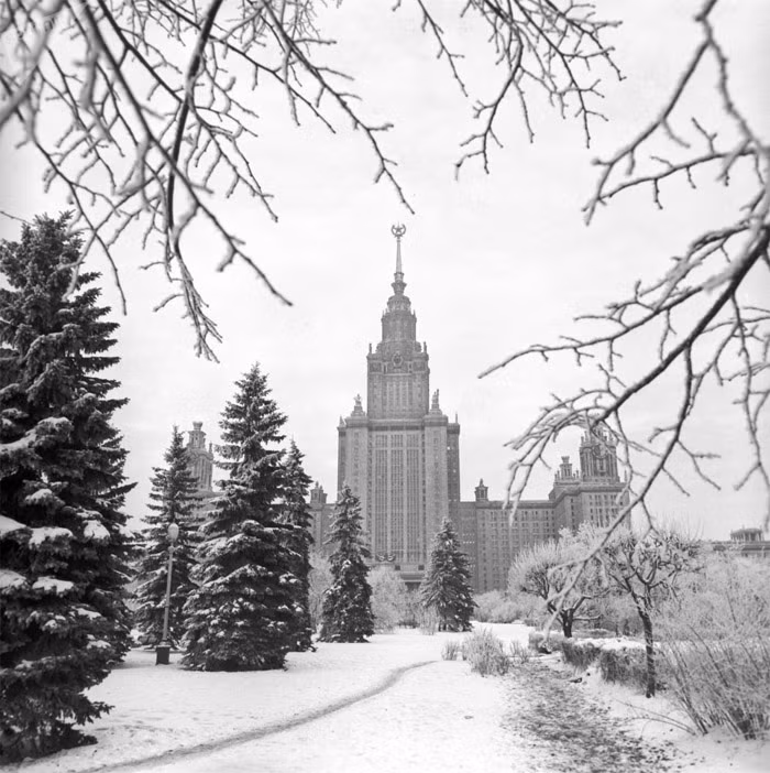 Quang cảnh tòa nhà chính ở Trường Đại học quốc gia Moscow.