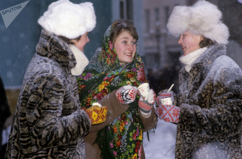 Các cô gái trẻ rủ nhau đi ăn kem trong ngày tuyết rơi giá lạnh.