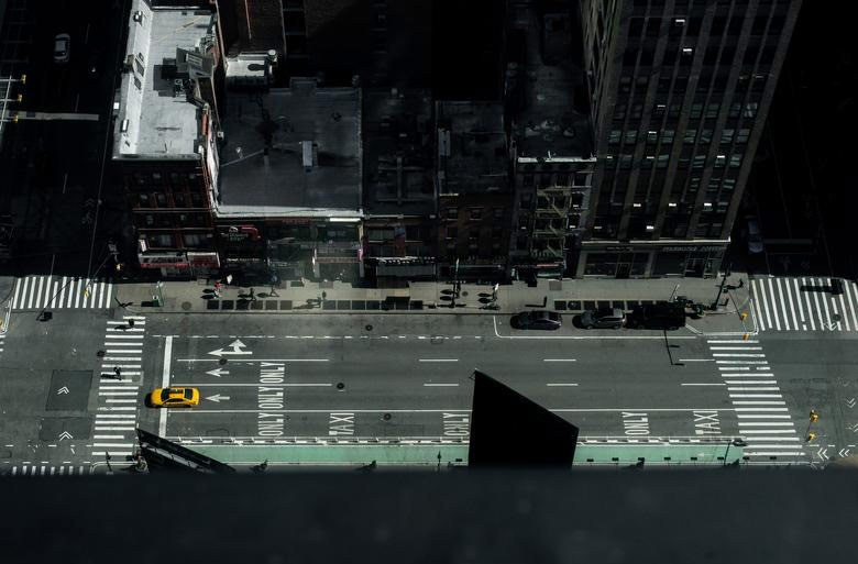 Một con phố ở Manhattan vắng lặng không một bóng người sau khi Covid-19 bùng phát ở New York.