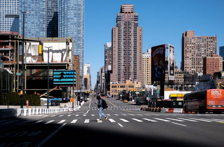 Chỉ có một người đi lại giữa các con đường thênh thang của New York.