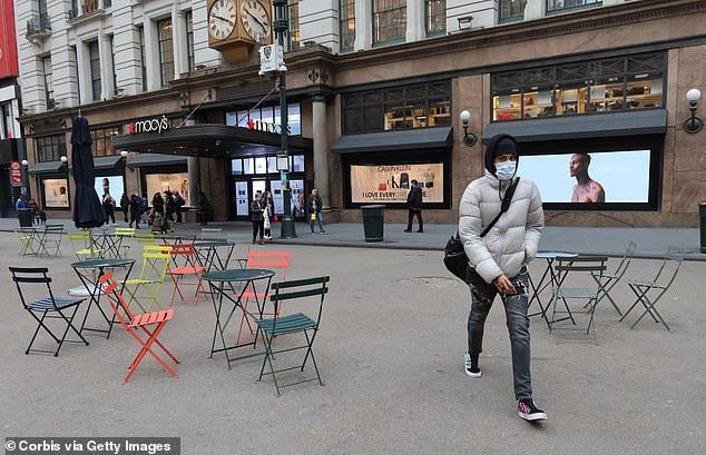 Những chiếc ghế không người ngồi bên ngoài một cửa hàng Macy’s ở Quảng trường Herald.