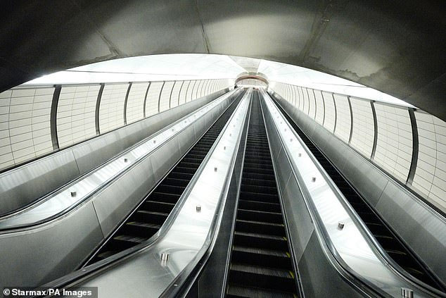 Cầu thang cuốn ở ga tàu điện ngầm gần khu Hudson Yards, New York, không một bóng người.