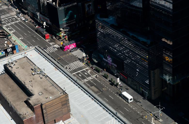 Bức ảnh chụp từ trên cao cho thấy khung cảnh vắng vẻ trên đường phố New York.