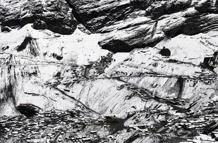 Đàn ông ở La Rinconada cấm phụ nữ ở tất cả các mỏ vàng đào dưới chân núi với lý do linh hồn người phụ nữ nằm phía dưới sông băng có tên gọi La Bella Durmiente sẽ ghen tị và tức giận nếu họ cố tình lấy vàng của cô đi. Nên thay vào đó, phụ nữ chỉ được đi mót vàng trong những đống đá vụn mà những người đàn ông đã đào bới và đổ đi.