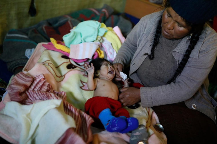 Con lớn của cô 13 tuổi, còn đứa con nhỏ mới sinh tên Alizon. Cô thường bế Alizon theo mỗi khi đi mót vàng.