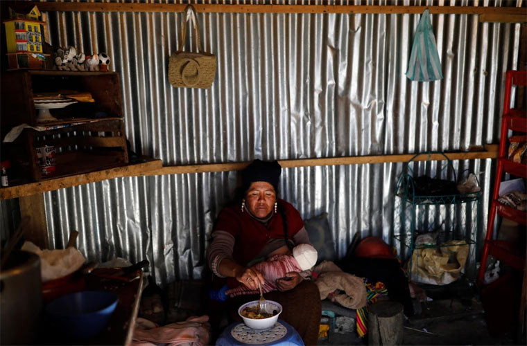 Năm trong số 8 người con của Chura sống cùng cô ở khu ổ chuột này 12 năm nay. Trước đó, cô sống tại thị trấn Chupa, Puno, La Rinconada, Peru.