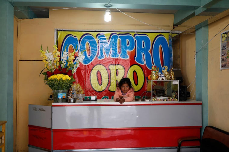 Hiện sản lượng vàng ở La Rinconada không còn nhiều, nên đã xảy ra rất nhiều sự việc như bắn chết nhau để tranh giành vàng trong hầm, những người phụ nữ trẻ thì bị bán vào nhà thổ và rất nhiều cuộc đánh nhau xảy ra khi đào vàng. Ảnh: Một bé gái đứng trong cửa hàng vàng.