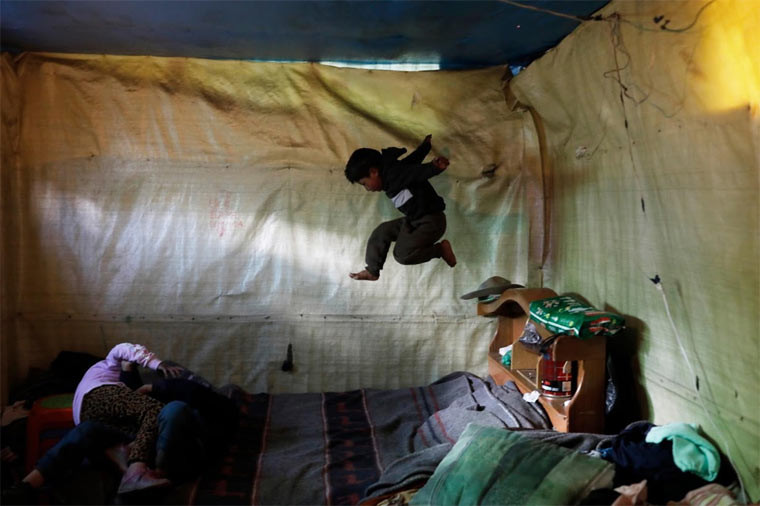 Cuộc sống thật khó khăn nhưng Chura vẫn phải chọn mót vàng làm nghề kiếm sống bởi cô cho biết mình không dựa được vào chồng. “Trong nhà, tôi vừa là bố, vừa là mẹ” – Chura nói. “Thật buồn khi cuộc sống của tôi và các con luôn gắn liền với rác bẩn, nước sinh hoạt lúc nào cũng lạnh cóng. Nhưng tôi luôn phải tự nhủ phải vượt qua. Những đứa con cho tôi sức mạnh để lao động”.