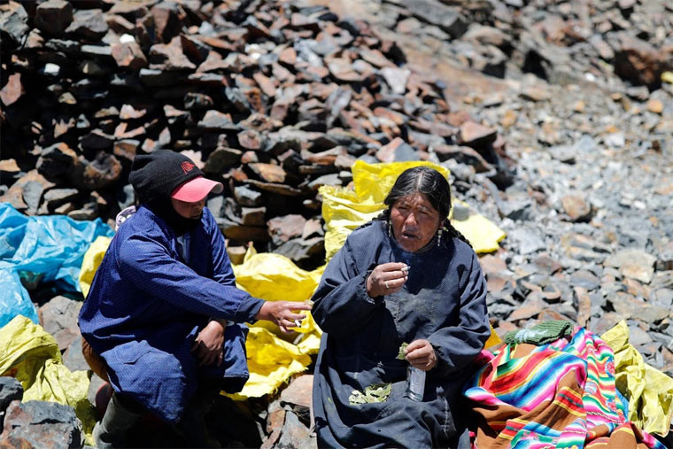 Ngày nào Chura cũng mất một tiếng để đi tới nơi mót vàng.
