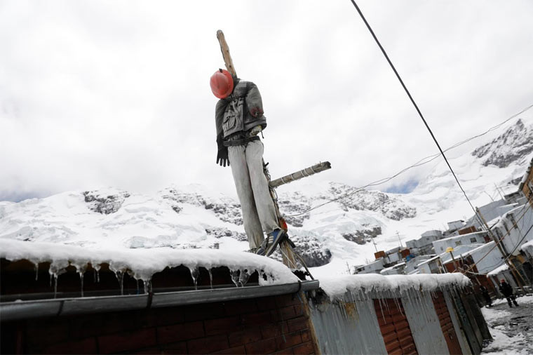 Một hình nộm được treo ở nóc nhà một người đào vàng để hù dọa kẻ trộm. Mời độc giả xem thêm video: Nhức nhối nạn buôn lậu phụ nữ ở Pakistan (Nguồn video: VTC14)