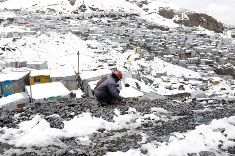 “Trong một tuần, đôi khi tôi mót được 1-2 gram vàng. Giá thị trường đen thì không cố định nhưng thị theo thị trường London thì số lượng vàng ít ỏi đó được trả từ 50-100 USD. Nếu may mắn tôi có thể kiếm được 20 gram, nhưng giờ dịp may đó hiếm có lắm”, Chura nói.