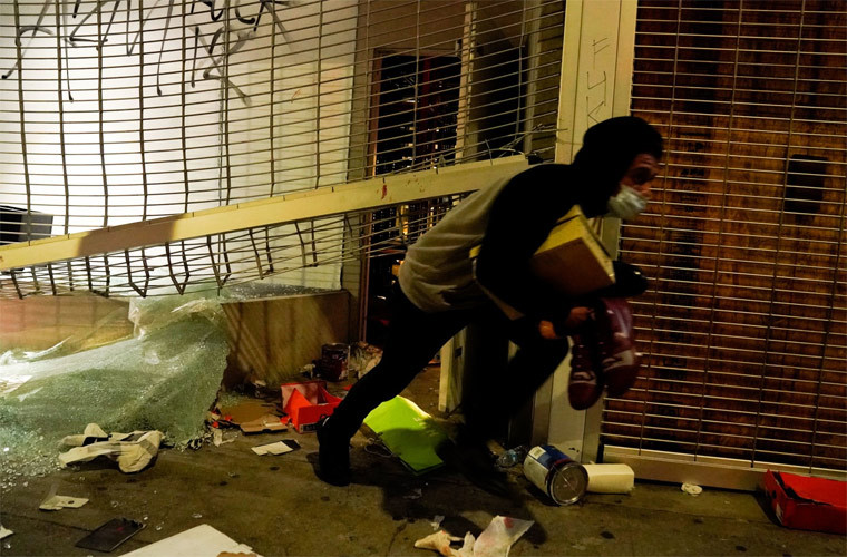 Khi cuộc biểu tình ở Santa Monica đang diễn ra một cách ôn hòa thì những kẻ cướp lợi dụng tình thế, đập phá các cửa hàng ở trung tâm thành phố. Khi thấy cảnh sát tới gần, bọn chúng lên xe đợi sẵn, phóng đi mất.