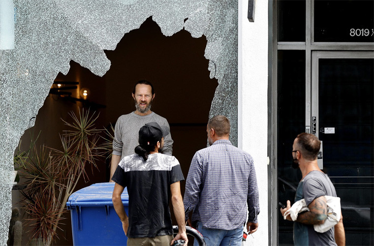 Khách hàng ngồi ăn trưa tại các nhà hàng trong khu vực Santa Monica Place hốt hoảng khi thấy rất nhiều người bịt kín mặt, mặc áo hoddie, bước xuống từ ô tô và phá vỡ các cửa hiệu trên đường số 7 và đường Broadway.