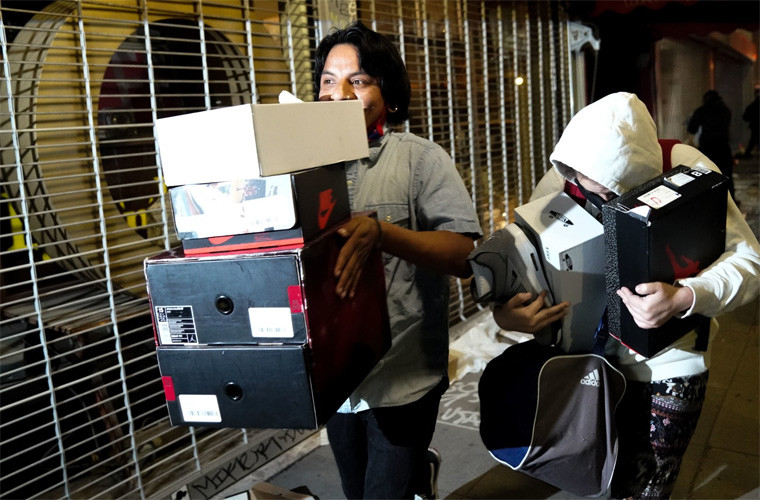 Sau khi đập phá, một số đối tượng còn đột nhập vào bên trong cửa hàng và lấy các sản phẩm bày bán trong đó.