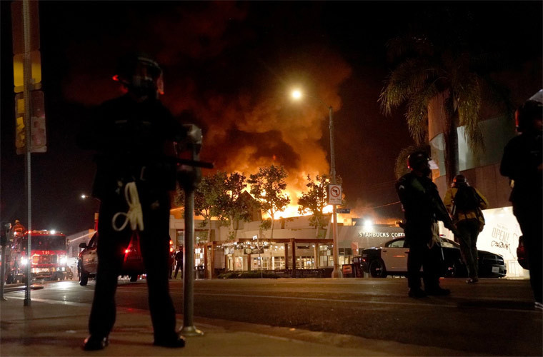 Vào khoảng 14h30 chiều 31/5, hơn 50 cảnh sát đã có mặt tại trung tâm thương mại Santa Monica Place, khi nhiều cửa hàng bị bọn cướp đập tan nát.