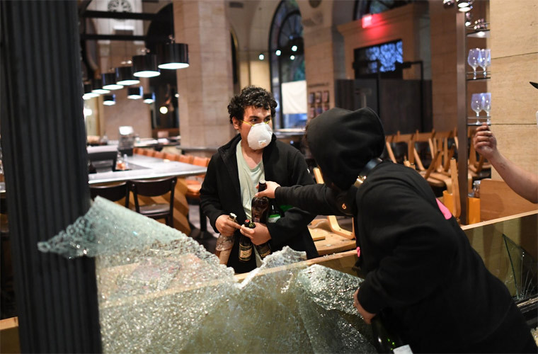 Kẻ cướp sau khi đập phá liền lấy hết những chai rượu trong nhà hàng mang đi.