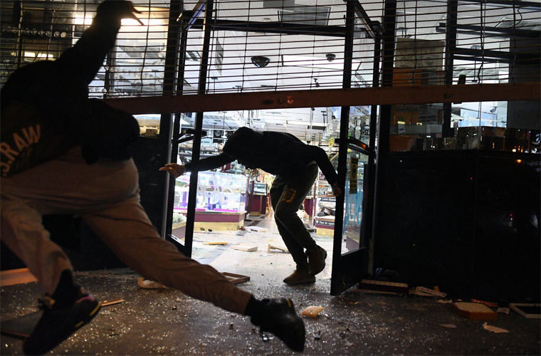 Những kẻ cướp phá chạy ra từ một cửa hàng trang sức ở Los Angeles.