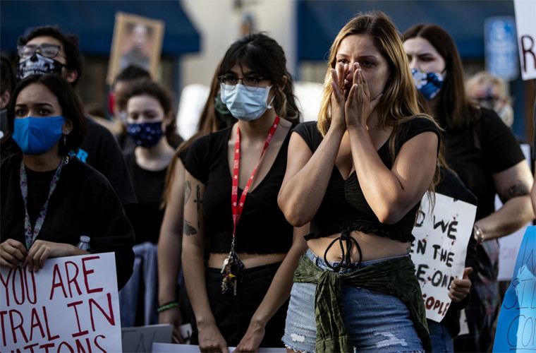 Cùng lúc đó, những người biểu tình đang đi bộ từ bến tàu Santa Monica dọc đại lộ Ocean Avenue vừa đi vừa hô khẩu hiệu.