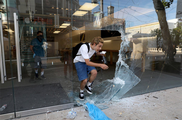 Hàng chục tên cướp đã xông vào trung tâm thương mại Santa Monica Place, đập vỡ cửa kính ở gian hàng Louis Vuitton và một vài cửa hàng khác. Lối vào của trung tâm thương mại này đã được rào chắn lại nhưng đám đông vẫn vượt qua và sau khi đập phá chúng lấy đi rất nhiều quần áo, hàng hóa trong cửa hàng.