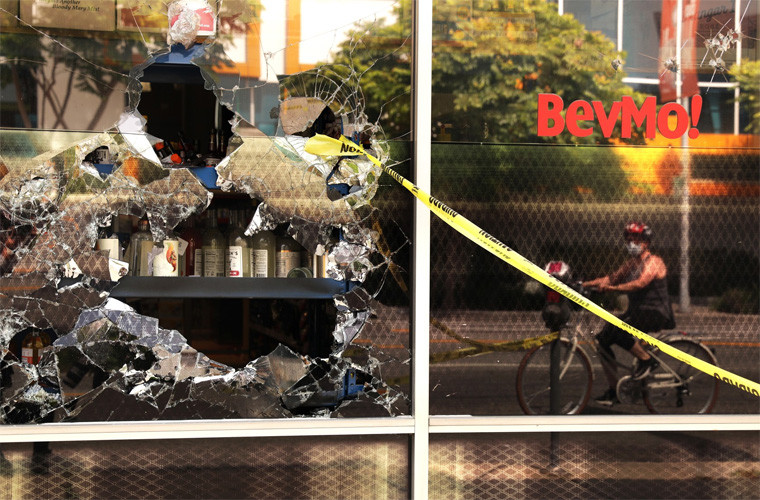 Một cửa hàng ở Santa Monica bị đập vỡ kính.