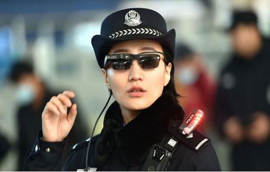 Nữ cảnh sát Trung Quốc thu hút nhờ vẻ đẹp cá tính, hiện đại.