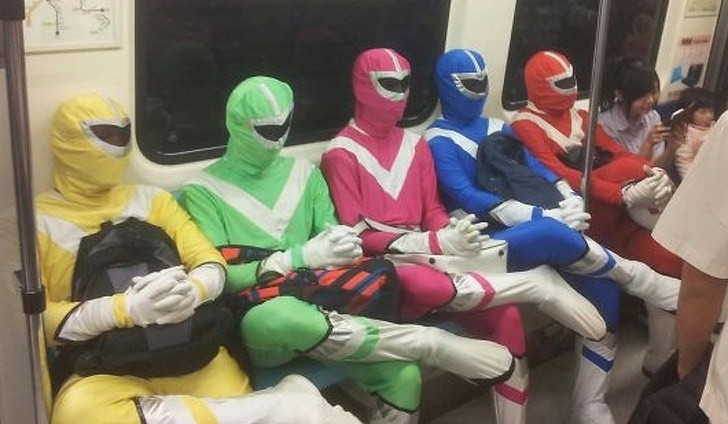 Biệt đội siêu nhân rủ nhau đi tàu điện ngầm.