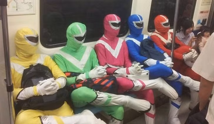 Biệt đội siêu nhân rủ nhau đi tàu điện ngầm.