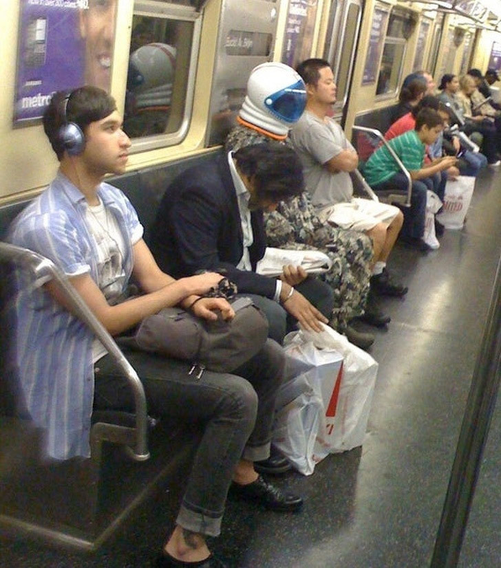 Mặc thế này khỏi lo mắc bệnh truyền nhiễm khi đi tàu điện ngầm. Mời độc giả xem thêm video: Hệ thống tàu điện ngầm thân thiện với hành khách (Nguồn video: VTC14)