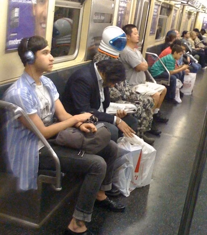 Mặc thế này khỏi lo mắc bệnh truyền nhiễm khi đi tàu điện ngầm. Mời độc giả xem thêm video: Hệ thống tàu điện ngầm thân thiện với hành khách (Nguồn video: VTC14)
