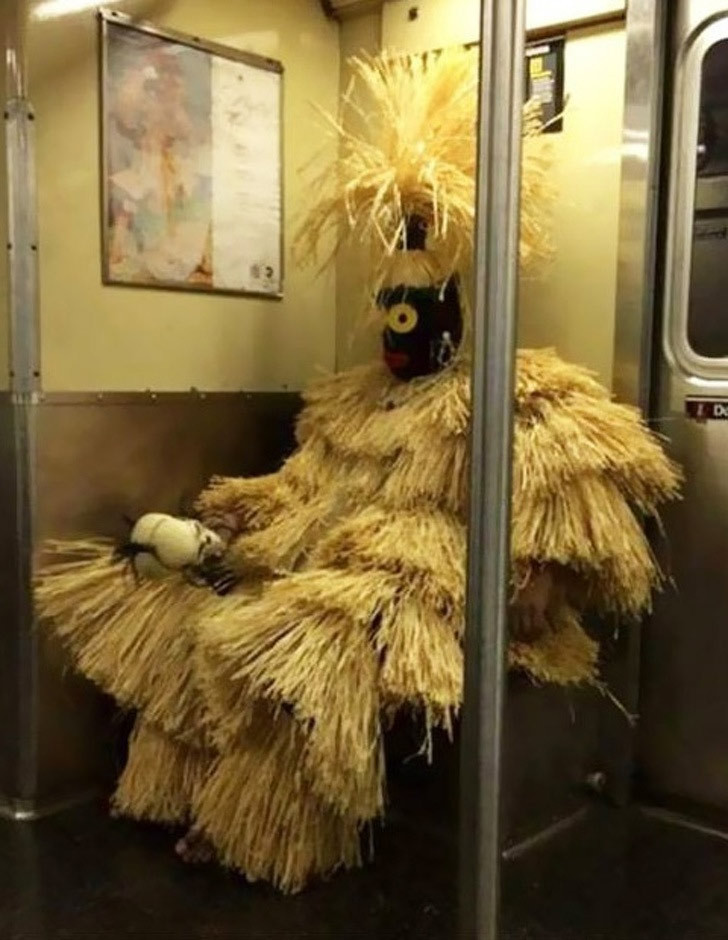 Hành khách diện trang phục người nộm đi tàu điện ngầm.