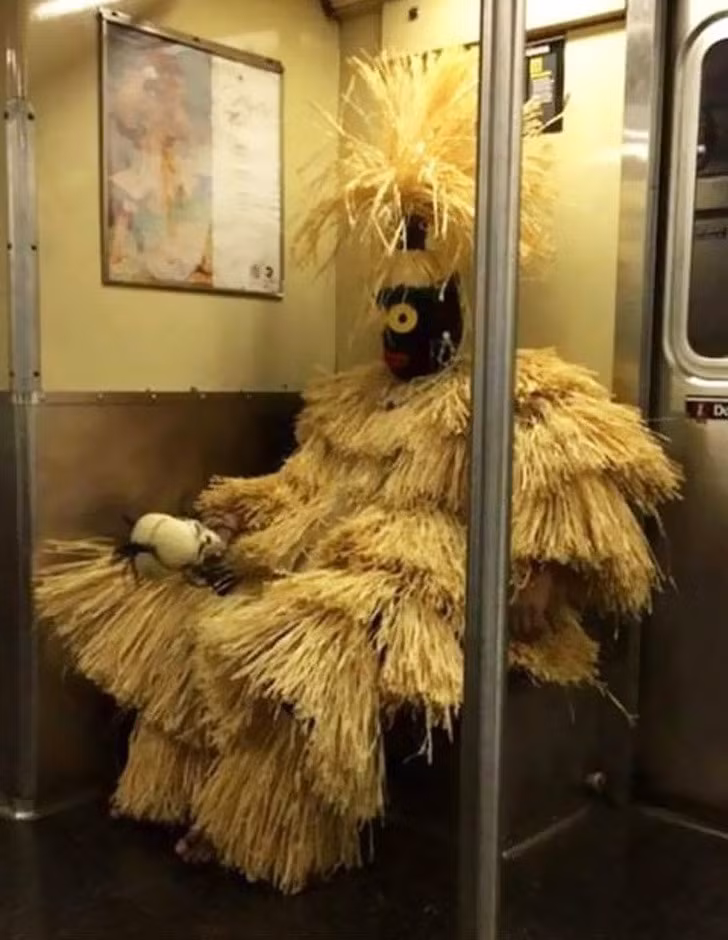 Hành khách diện trang phục người nộm đi tàu điện ngầm.