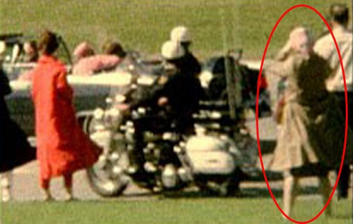 Năm 1963, vào thời điểm Tổng thống Mỹ khi đó là John F. Kennedy bị ám sát, một người phụ nữ lạ mặt xuất hiện ở hiện trường. Theo các nhân chứng và những đoạn phim quay lại thời khắc đó, người phụ nữ lạ mặt đội một chiếc khăn trùm đầu và xuất hiện trong bức ảnh do một người chụp được. Ngay sau khoảnh khắc đó, người phụ nữ hòa vào đám đông và biến mất. Không ai nhận diện được người phụ nữ này vì trong các bức ảnh khác chụp lại đều không chụp được mặt cô. Mãi tới bây giờ, người phụ nữ đó vẫn là một nhân vật bí ẩn trên thế giới.