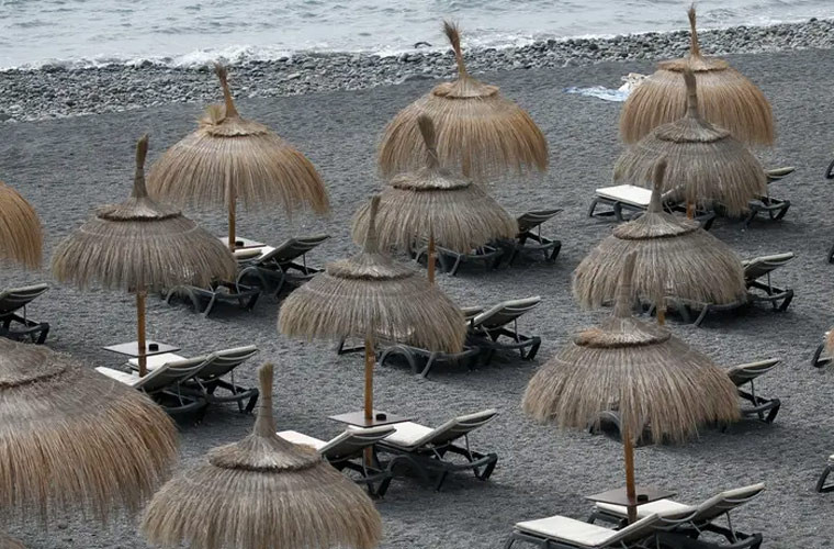 Sau khi một bác sĩ Italy trú tại khách sạn ở quần đảo Canary xét nghiệm dương tính với COVID-19, khu du lịch này vắng hẳn bóng người. Mời độc giả xem thêm video: Công sở Trung Quốc vắng vẻ giữa bão dịch nCoV (Nguồn video: VTC1)