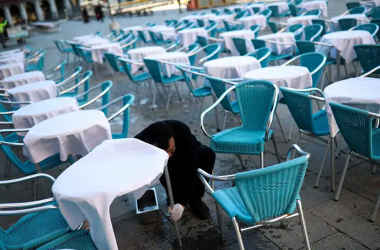 Quảng trường St.Mark ở Venice khi chưa có dịch rất đông khách du lịch, giờ đây vắng không bóng người.