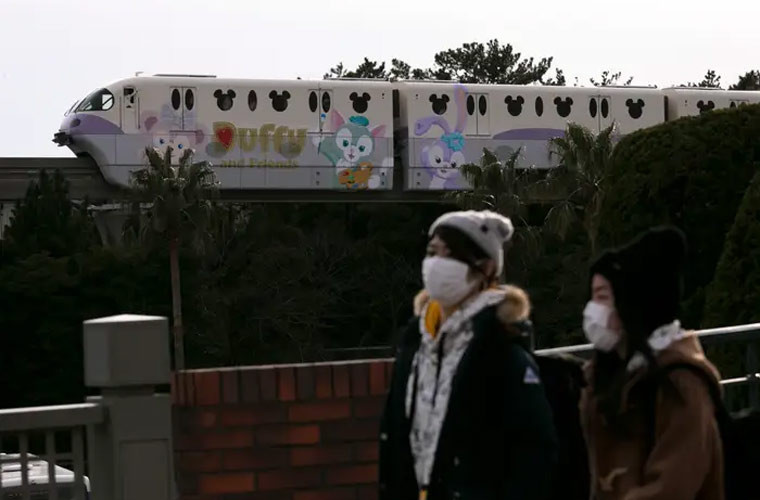 Khu Disneyland ở Tokyo, Nhật, cũng sẽ đóng cửa tới ngày 15/3. Hai khu vui chơi Universal Studios Japan and Legoland Japan cũng tuyên bố đóng cửa vì dịch virus corona.