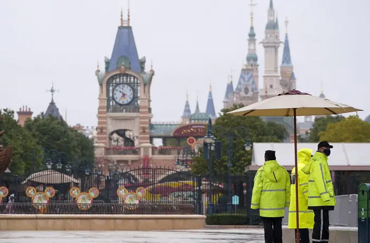 Cánh cổng khu Disneyland Thượng Hải đóng kín như bưng. Trên website của công viên thông báo sẽ hoàn tiền vé và đặt phòng khách sạn cho khách đã mua và kéo dài ngày hết hạn của thẻ năm.