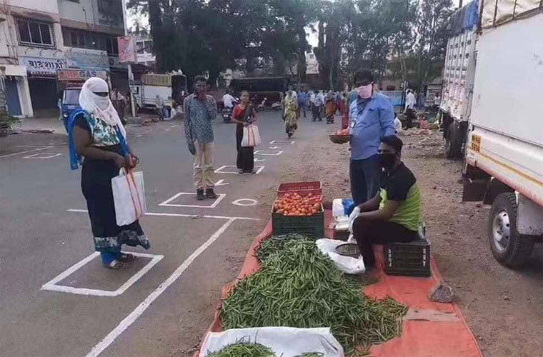 Chính quyền Ấn Độ cũng yêu cầu người dân khi ra ngoài phải giữ khoảng cách đúng như đã vạch.