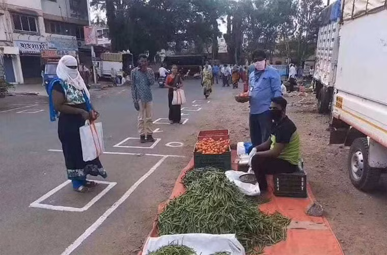 Chính quyền Ấn Độ cũng yêu cầu người dân khi ra ngoài phải giữ khoảng cách đúng như đã vạch.