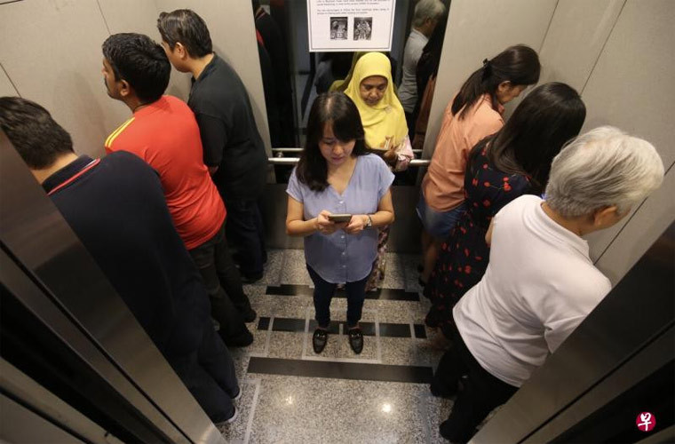 Trong thang máy ở tháp Maybank, Singapore, đã chia thành 8 ô và mọi người khi đứng trong thang máy thì quay lưng lại với nhau để không ho, hắt hơi, bắn nước bọt vào nhau.