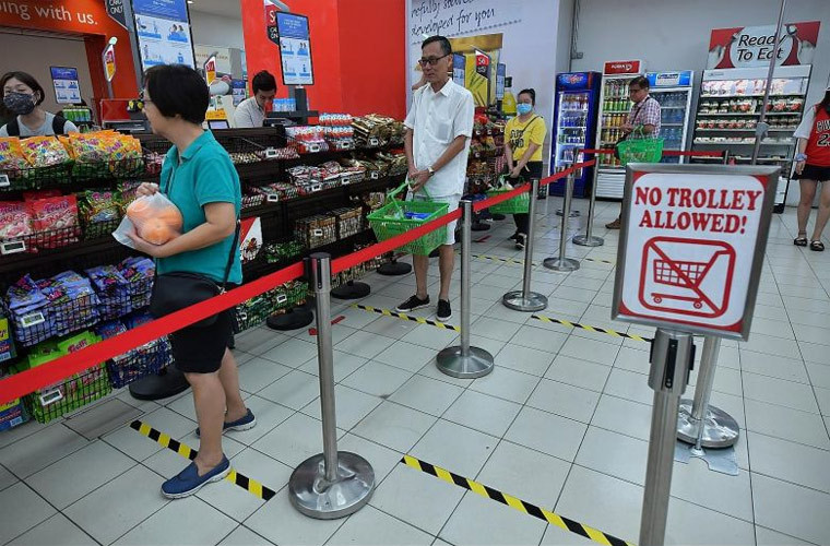 Các siêu thị ở Singapore đã yêu cầu khách hàng khi mua hàng đứng đúng khoảng cách họ vạch sẵn để giảm thiểu sự lây lan của Covid-19.