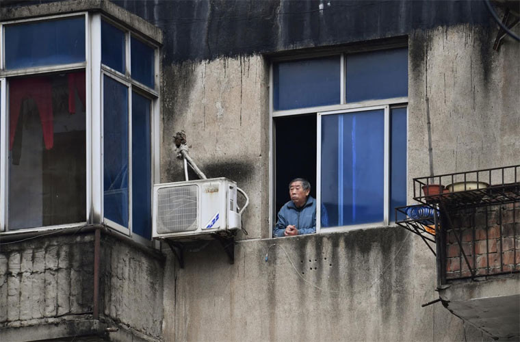 Đại dịch Covid-19 đã làm đảo lộn cuộc sống của người dân Vũ Hán. Trẻ em không thể đến trường hoặc ra ngoài chơi và kinh tế của các gia đình bị ảnh hưởng bởi nhiều người không thể đi làm.