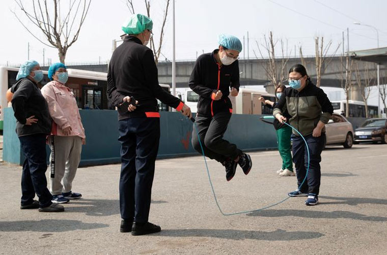 Các bác sĩ, y tá ở bệnh viện Vũ Hán tranh thủ nghỉ ngơi, chơi đùa cho bớt căng thẳng sau những giờ làm việc.