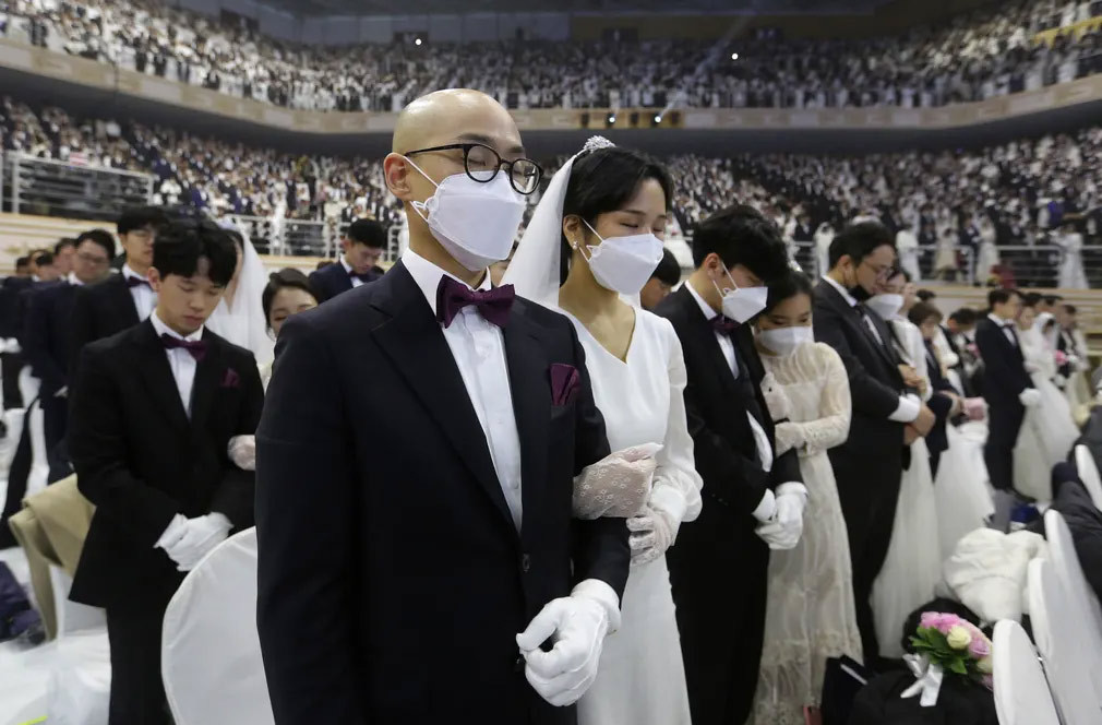 Các cặp đôi cầu nguyện trong đám cưới. Mời độc giả xem thêm video: Cách nhận biết người có biểu hiện nhiễm virus corona (Nguồn video: VTC1)