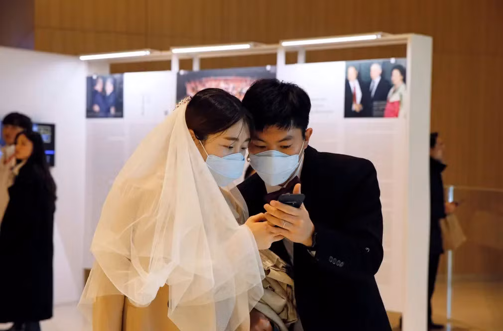 Mỗi cặp đôi tới dự đám cưới tập thể sẽ được Nhà thờ Unification cung cấp khẩu trang, nhưng không phải cô dâu, chú rể nào cũng đeo.