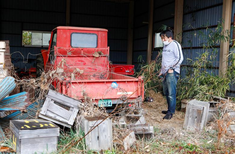 Takahisa Ogawa, một người di tản khỏi thị trấn Futaba sau thảm họa động đất sóng thần ở Nhật năm 2011, đứng nhìn chiếc xe tải của mình bị bỏ lại suốt 9 năm qua.