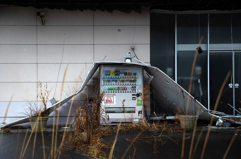 Chiếc máy bán hàng nằm chỏng chơ bên trong khu vực cấm gần nhà máy điện hạt nhân Fukushima Daiichi ở thị trấn Futaba, quận Fukushima.