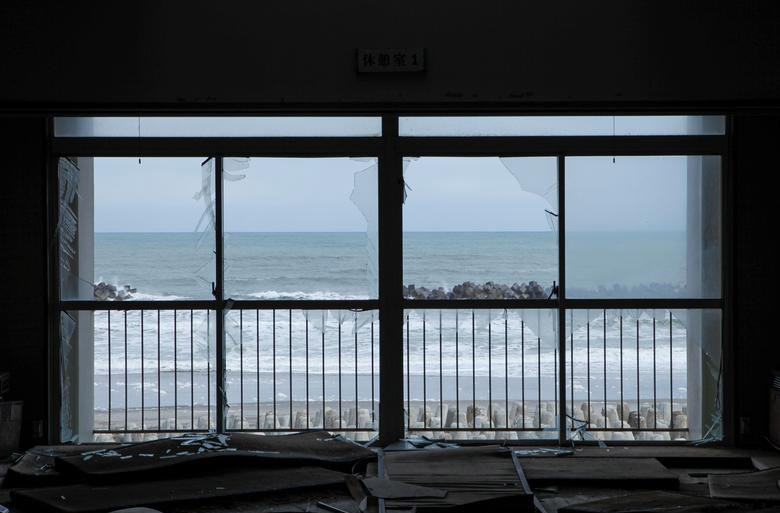 Cảnh biển nhìn từ cửa sổ bị vỡ toang hoang của một khu nghỉ dưỡng ở thị trấn Futaba ngày 17/2/2020.