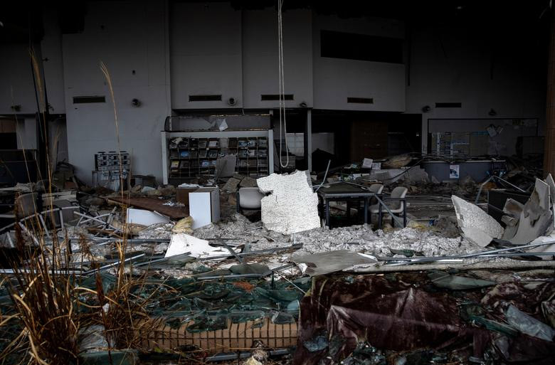 Cảnh đổ nát trong tòa nhà bỏ hoang ở khu vực cấm gần nhà máy điện hạt nhân Fukushima Daiichi.