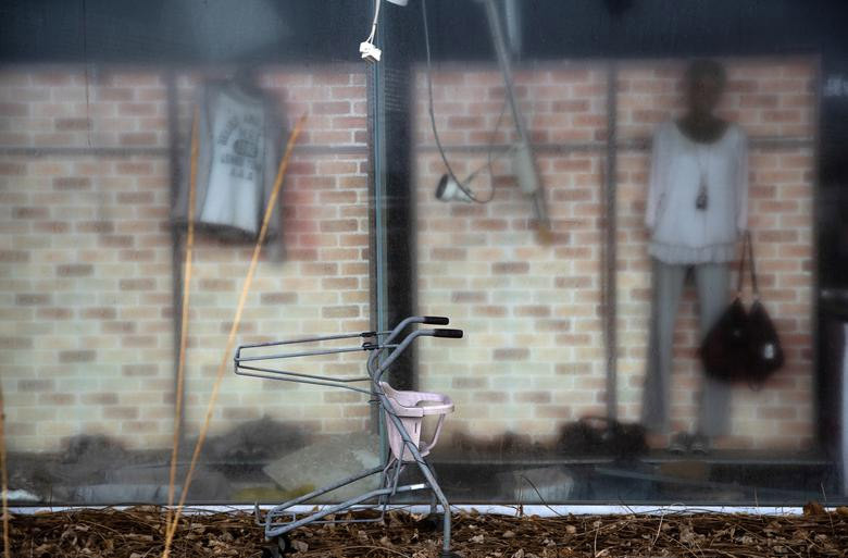 Bên trong một siêu thị bỏ hoang nằm trong khu vực cấm gần nhà máy điện hạt nhân Fukushima Daiichi.